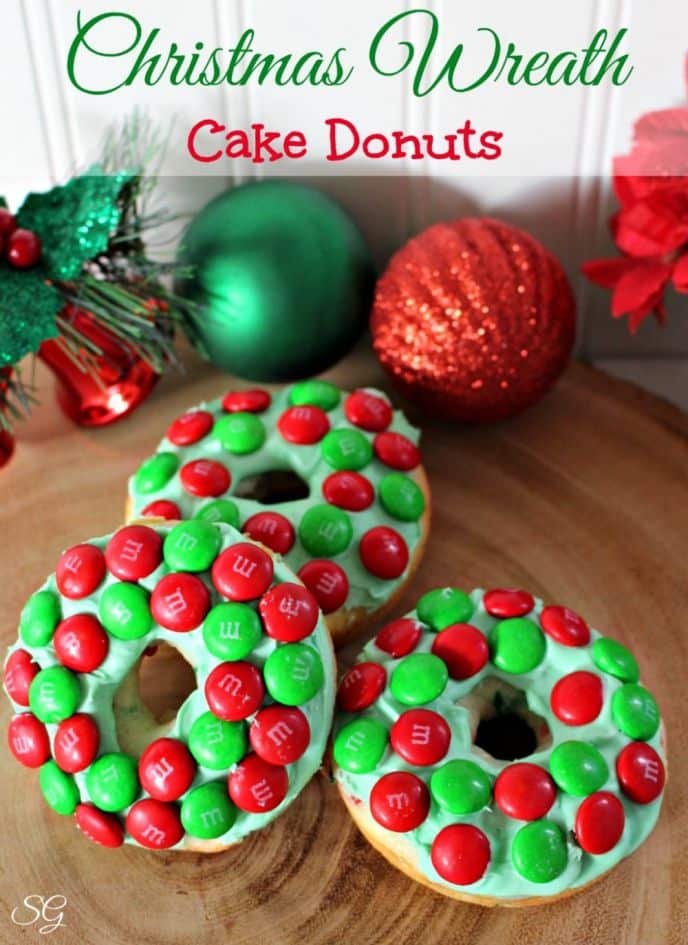 Christmas desserts are always fun and festive. Check out these EASY Christmas wreath cake donuts. They're prefect for Christmas parties and holiday gatherings.