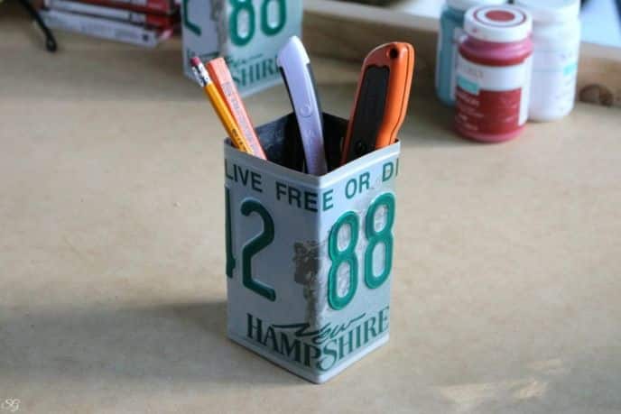 DIY Upcycled License Plate Pen Cup