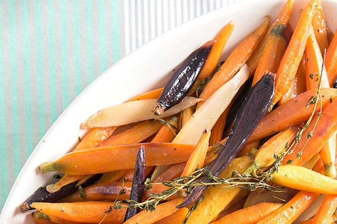 10 BEST Thanksgiving Side Dish Recipes, Garlic and Thyme Roasted Carrots