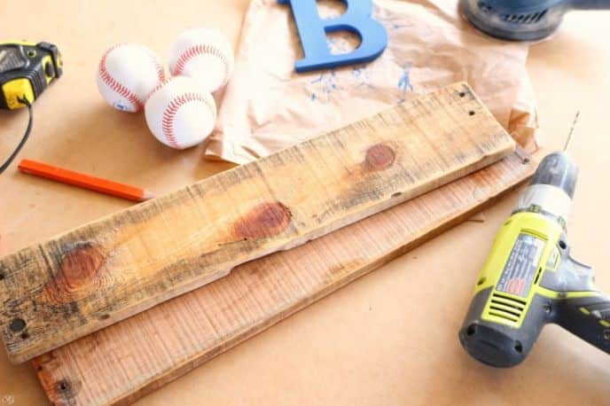 Baseball Cap DIY Hat Rack, Pallet wood baseball DIY project