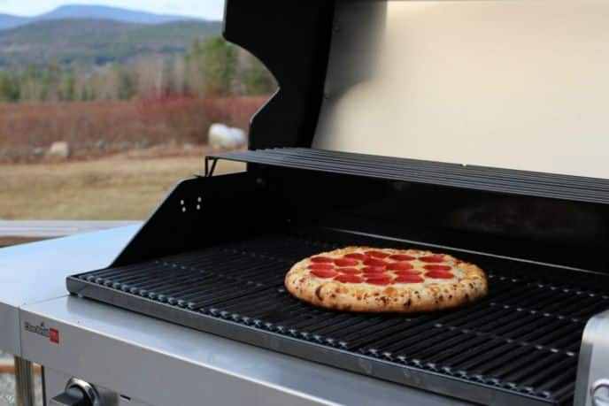 Can You Grill A Frozen Pizza? YES! Follow these simple instructions to grill your frozen pizza and have an easy dinner ready in about 10 minutes!