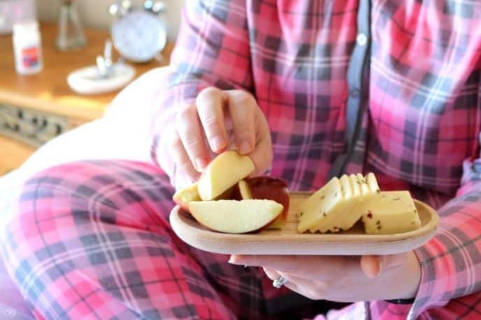 Apples are a healthy bedtime snack