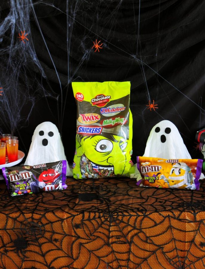 Cheesecloth Ghosts Halloween DIY Tutorial, DIY Halloween candy dishes and cheesecloth ghosts.