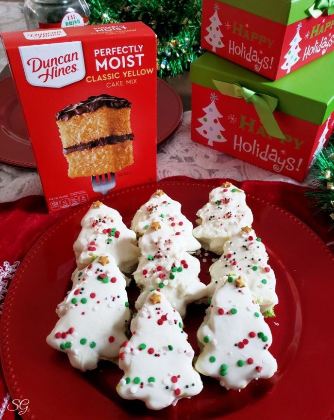 How to Make Homemade Mini Christmas Tree Cake, Dessert Christmas Tree Cakes Handheld Treat #DuncanHinesHoliday