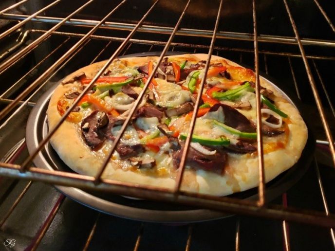 Philly Cheese Steak Pizza, Baking a homemade Philly Cheesesteak Pizza