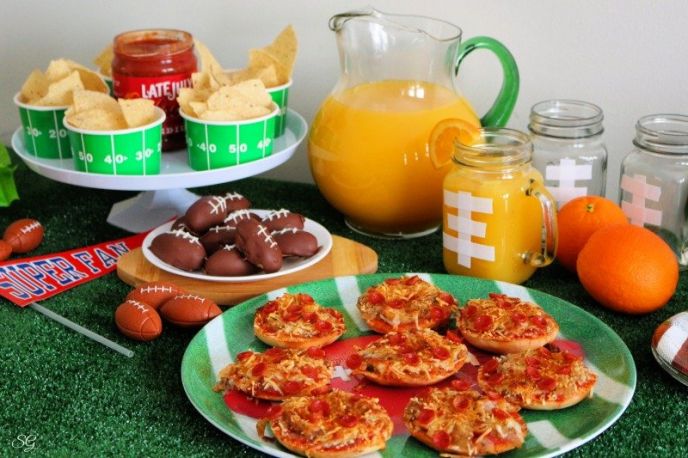 Pizza Party Ideas For Game Day!, Pizza party at home for the football game