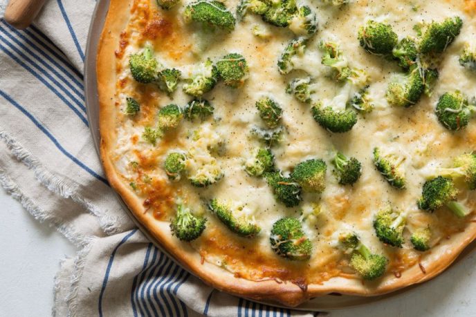 Recipe for Alfredo pizza, cooked on a pizza pan with chicken and broccoli.