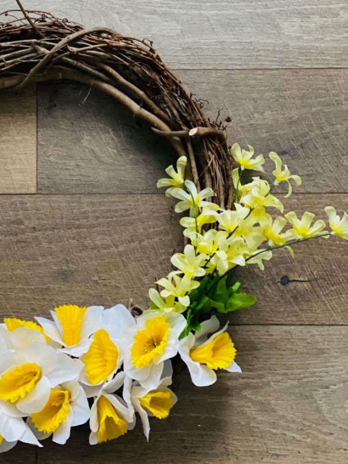 How to Make A Flower Wreath with Daffodils DIY Flower wreath with grapevine and daffodils.