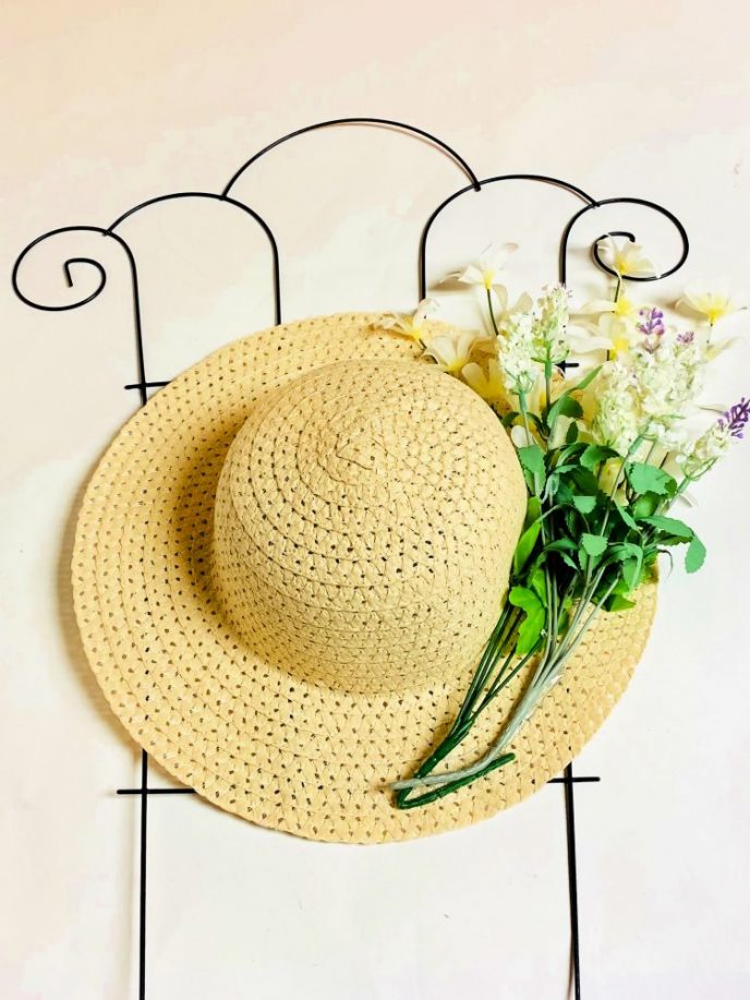 Mother's Day DIY Gifts, Flower Wall Decor Hat and flowers glued to the trellis