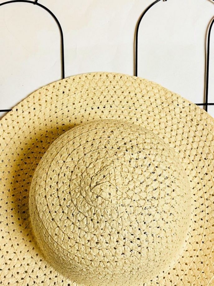 Mother's Day DIY Gifts, Flower Wall Decor Sun hat glued to the trellis