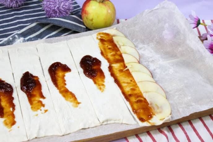 Puff Pastry with sliced apples and jam