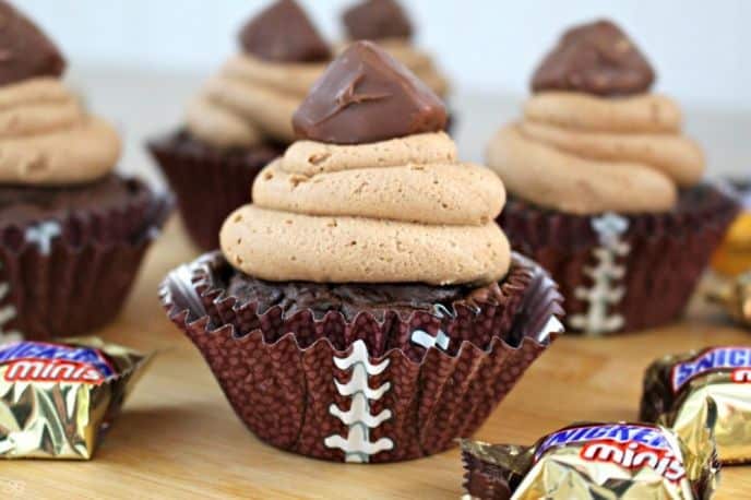 Chocolate SNICKERS Minis Cupcakes