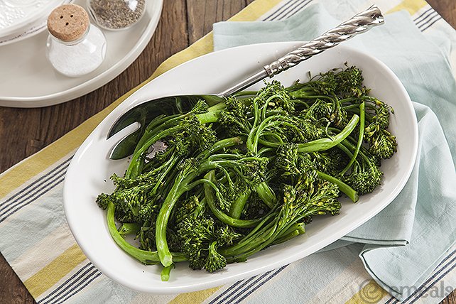 Easy Lemon Garlic Broccolini Side Dish. A side dish for Thanksgiving, Christmas or just Sunday dinner! Easy to make and delicious!