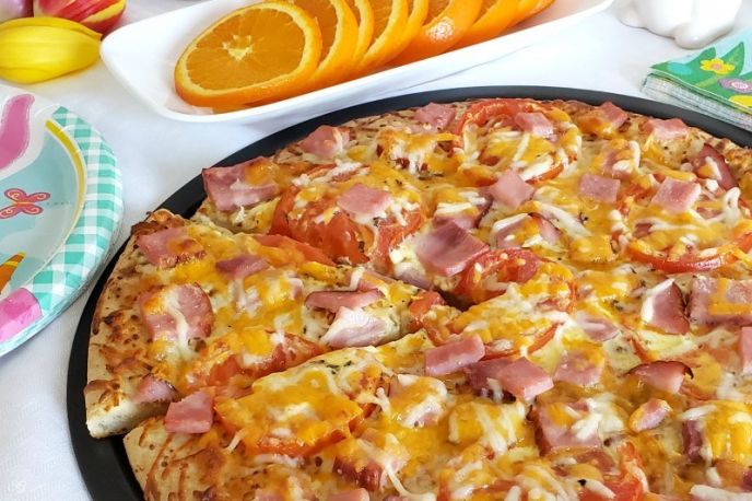 Easter breakfast pizza. Perfect for brunch or lunch too! #brunch #breakfast #lunch #pizza #easyrecipe #deliciousrecipes #delish #yum #recipe