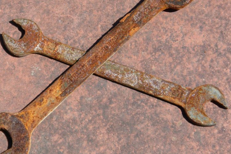 remove rust from metal tools